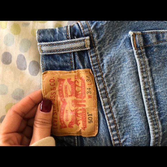 SOLD-LEVIS SHORTS - Picture 4 of 5